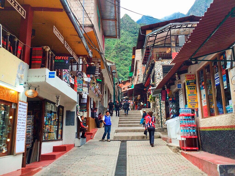 As ruas de águas calientes são cheias de restaurantes e lojas