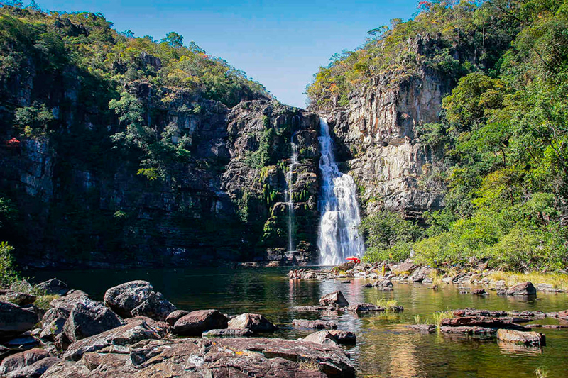 O que fazer na Chapada dos Veadeiros? Percorrer trilhas para conhecer belíssimas cachoeiras