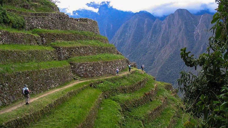 Percorrer a trilha inca é um passeio imperdível